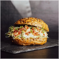 Onze huisgemaakte eiersalade is subtiel op smaak gebracht met frisse limoen en delicate bieslook, afgewerkt met tuinkers en een krokante crumble van bacon.<br> Liever vegetarisch? Hij kan ook zonder de crumble van bacon. 