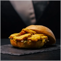 Huisgegrilde kipgrillworst met onze eigen marinade & sambalolie,onze sweet en spicy kerriemayonaise.<br>Voor je het weet kijk je naar een leeg bakje. 