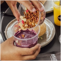 Huisgemaakte bosbessen yoghurt met stukjes aardbei, bosbes en banaan. Geserveerd met onze eigengemaakte granola,vers uit de oven, met stukjes witte chocolade, gedroogde rood fruit en chiazaad. Liever helemaal healthy? kies dan voor onze chunky granola zonder witte chocolade.<br>