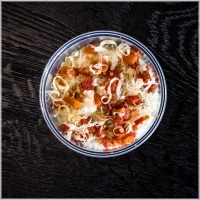 Huisgemaakte pesto oude kaas met verse stukjes oude kaas van het kaaslokaal voor de extra bite. onze salade maken we af met zongedroogde tomaat en geraspte oude kaas.Vol van smaak,romig en hartig. Een echte klassieker voor kaasliefhebbers.