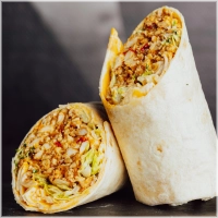 Fijngesneden kipfilet met onze zelfgemaakte sriracha kruiden, sriracha mayonaise, ijsbergsla en tuinkers. Maak hem nog lekkerder met extra chedder en of huisgemaakte sambal. Deze wrap bevat wel 200 gram kipfilet dus goed voor de eiwitten!<br><br><i>BiggBoss Sriracha wrap</i>