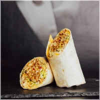 Fijngesneden kipfilet met onze zelfgemaakte sriracha kruiden, sriracha mayonaise, ijsbergsla en tuinkers. Maak hem nog lekkerder met extra chedder en of huisgemaakte sambal. Deze wrap bevat wel 200 gram kipfilet dus goed voor de eiwitten!<br><br><i>BiggBoss Sriracha wrap!</i>