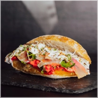 Italiaanse Parmaham, romige burrata & rode pesto met een geheime chili touch van de chef.<br><br><i>Soft creamy & totally love it!</i>