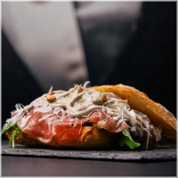 Carpaccio zoals 'ie hoort: dun gesneden met rucola, geroosterde pijnboompitjes & verse parmezaan van het Kaaslokaal.<br>Hierna met onze legendarische truffelmayonaise de trots van de chef en jullie favoriet.