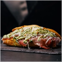 Carpaccio zoals 'ie hoort: dun gesneden,rucola, romige pestomayonaise, afgetopt met pijnboompitten & parmezaanse kaas.