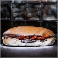 Onze verse zachte puntjes zijn perfect voor je kleintje. <br>Keuze uit:<br> Nutella, oma's jam, hagelslag of pindakaas. & een extra topping met aardbei <br><br><i>Tip: liever iets stevigers? Ga dan voor de Bollino's bol.</i>