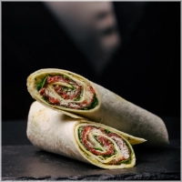 Carpaccio wrap met onze frisse, romige en gevaarlijk lekkere pestomayonaise.<br><br><i>Kun je niet kiezen? Bestel dan bij toppings extra truffelmayonaise!</i>