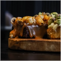 Onze classic brownies worden elke ochtend vers gebakken.Deze maken wij af ,et huisgemaakte toffeesaus en gekarameliseerde hazelnoten. Elke noot leggen onze chefs zorgvuldig op de brownie, zodat je bij elke hap de liefde terug proeft.