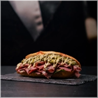 Jullie hebben er lang genoeg om gevraagd.. dus hij is terug! <br>Onze brisket special met frisse koolsla, spicy jalapeno gel en volle smokey smaken op elke bite!<br>Bomvol vlees, juicy tot de laatste hap en tijdelijk op de kaart voor de echte liefhebbers.