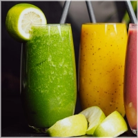 Gemaakt van vers gesneden mango, passievrucht en verse jus d'orange. Deze tropische smoothie zit boordevol vitamine C uit de sinasappel en passievrucht, wat je immuunsysteem een flinke boost geeft. 