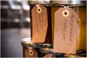 Onze huisgemaakte jam bereid volgens oma's geheime recept. Bereid met vers fruit en geen toegevoegde suikers en vol van smaak. De perfecte topping voor op je brood, pannenkoeken of door je yoghurt! Nu verklrijgbaar in de smaak aardbei en framboos, mango en pruimen.
