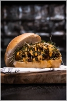 Fijngesneden tempeh gemarineerd in onze huisgemaakte sriracha kruiden. Geserveerd met knapperige ijsbergsla, tuinkers en pittige sriracha saus. Zo lekker dat je bijna vergeet dat 'ie vegatarisch is. Tip: maak het af met extra cheddar of sambal.